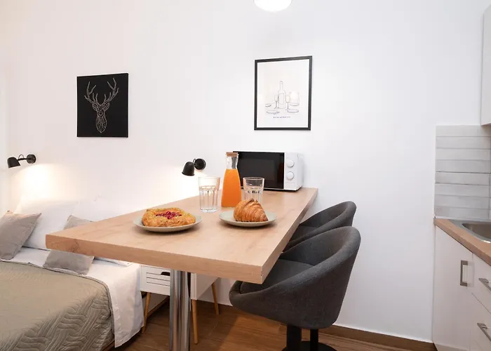 Gravity Downtown Balcony Apartman